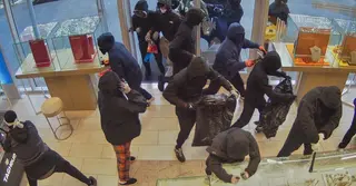 যুক্তরাষ্ট্রের জুয়েলারি দোকানে ডাকাত হামলা ও লুটপাট